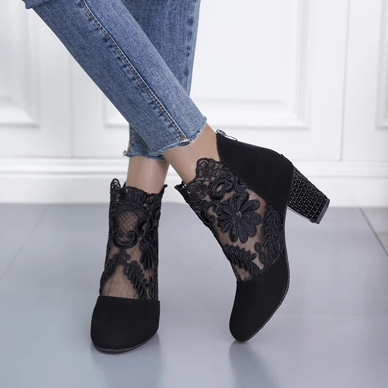 Bota Cano Curto Mirabelle™ em Renda e Salto Bloco / Feminilidade e Estilo sem Comprometer o Conforto!