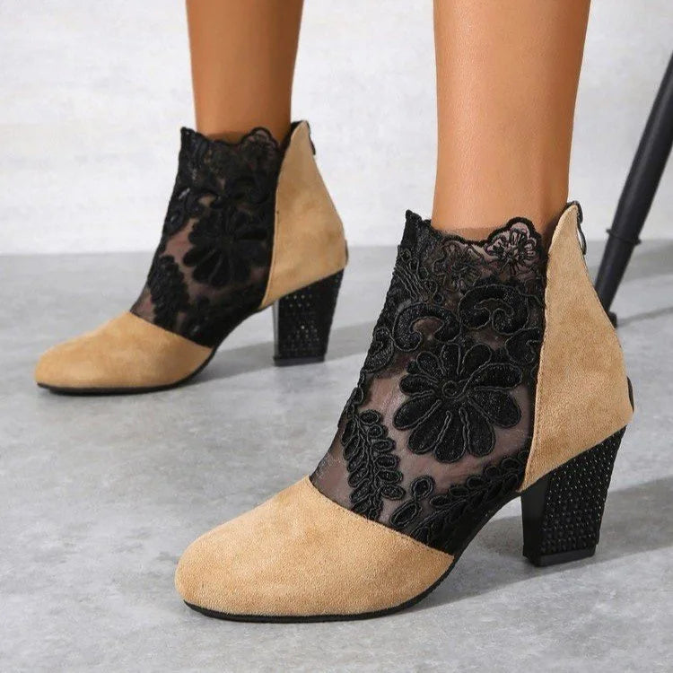 Bota Cano Curto Mirabelle™ em Renda e Salto Bloco / Feminilidade e Estilo sem Comprometer o Conforto!