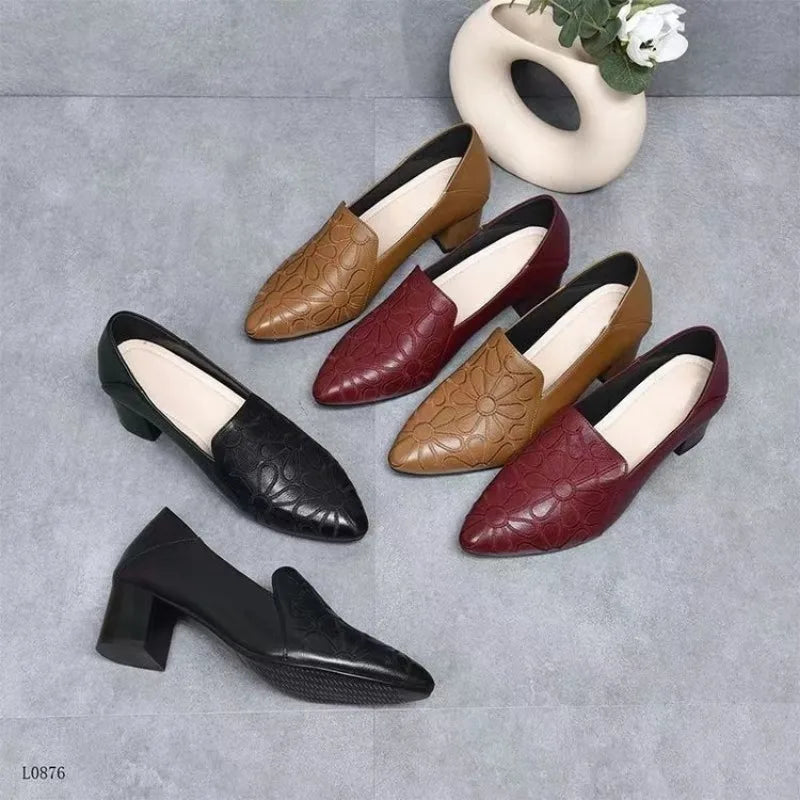 Sapato Dona Lina™ em Couro com Bico Fino e Textura Floral / Um Clássico Moderno para Mulheres de Presença forte e Estilo Inconfundível.